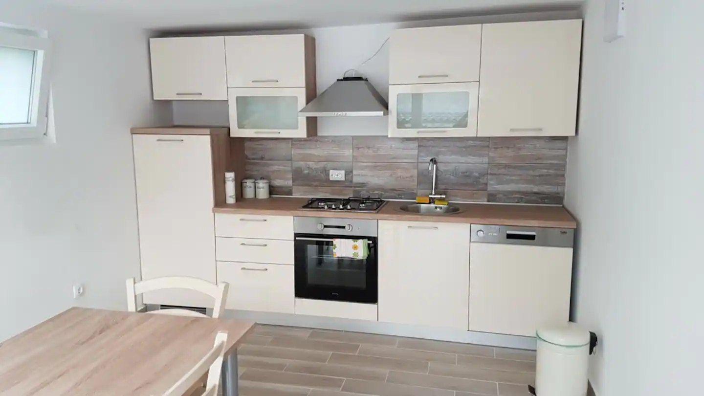 Fitted kitchen with oven, extractor hood and worktop