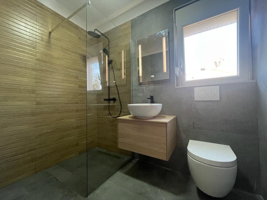 Bathroom with a walk-in shower, wood-effect tiles and a vessel sink